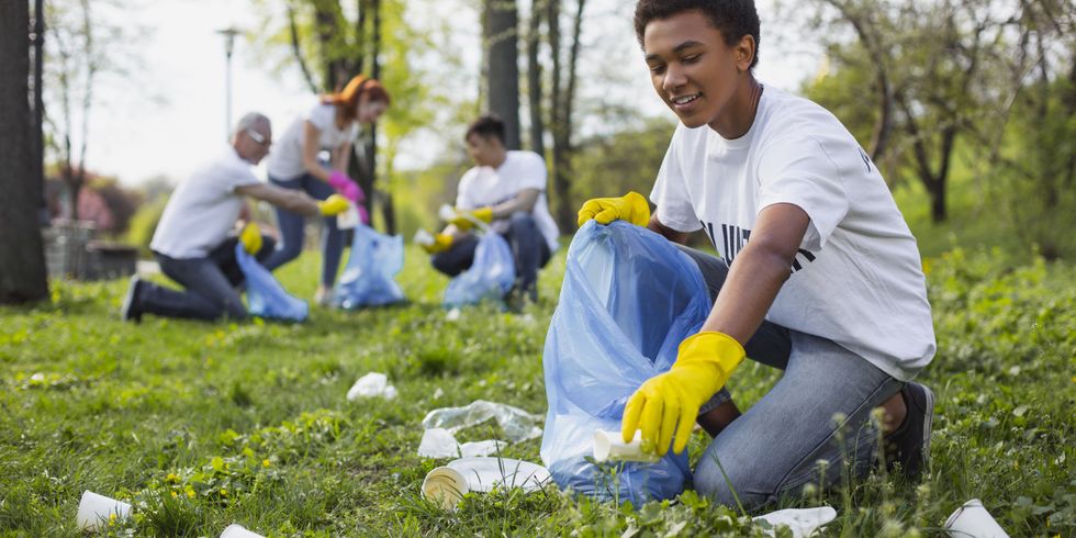 Jugendliche sammeln Müll im Park