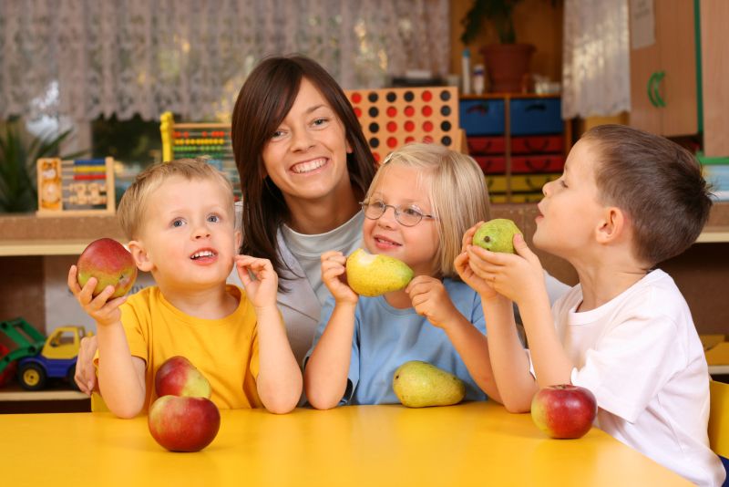 drei Kinder essen Obst