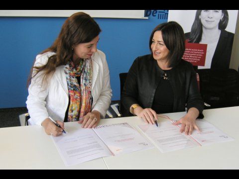 Die ehemalige Bildungssenatorin Frau Scheeres und die damlagie Gleichstellungssenatorin Frau Kalayci unterzeichnen die Kooperationsvereinbarung