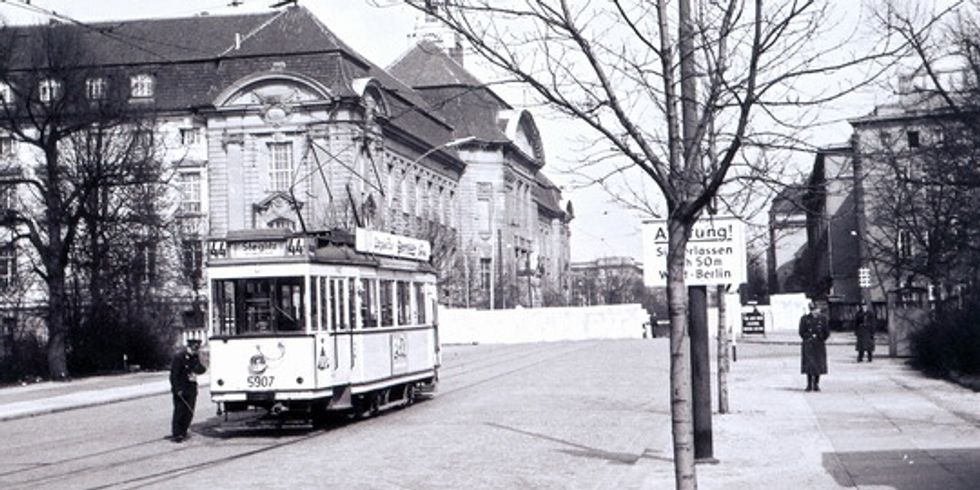 Mauer in der Invalidenstraße von West-Berlin gesehen mit Straßenbahn an Endhaltestelle