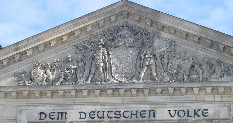 Inschrift über dem Westportal des Reichstagsgebäudes in Berlin