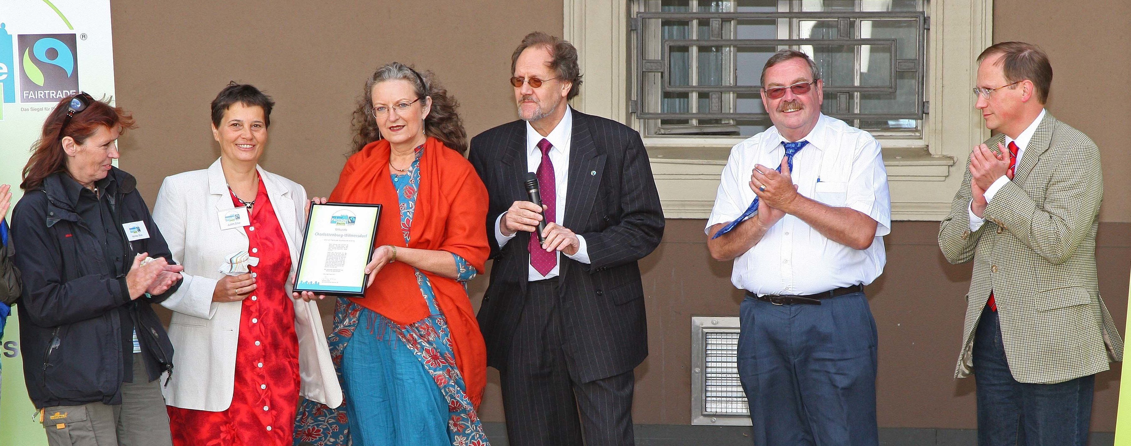 Entgegennahme der verliehenen Auszeichnung "Fairtrade-Town" durch Bezirksbürgermeisterin a. D. Monika Thiemen