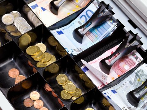 Offene Kasse mit Euroscheinen und Euromünzen
