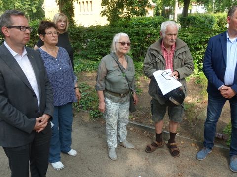 Bildvergrößerung: Herr Igel bei der Erinnerungsveranstaltung an Richard Puls und August Herrmann auf dem Friedhof Rahnsdorf