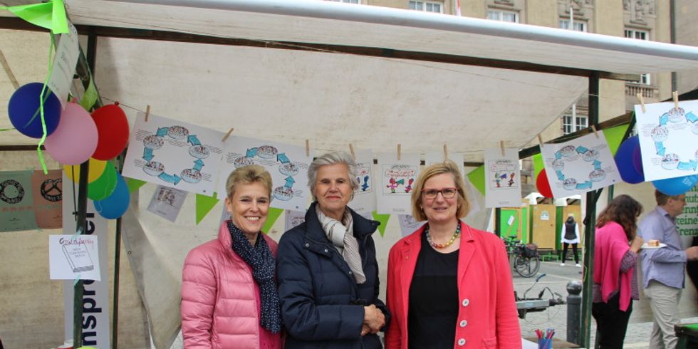 Zwei Vertreterinnen der Projektgruppe „Nur Mut“ zusammen mit der Bezirksbürgermeisterin Angelika Schöttler beim Nachbarschaftsfest am 25. Mai 2019 vor dem Rathaus Schöneberg.