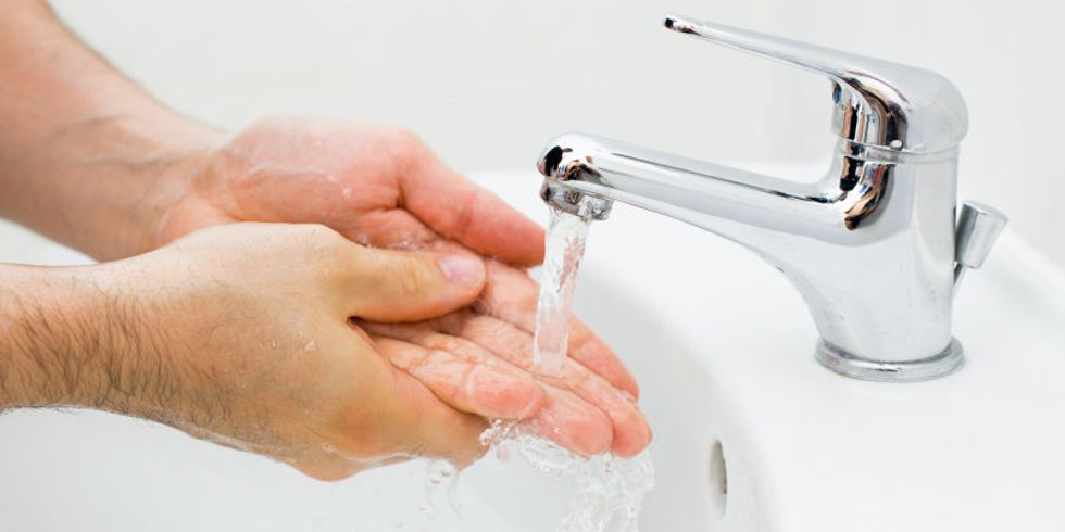 Händewaschen am Waschbecken