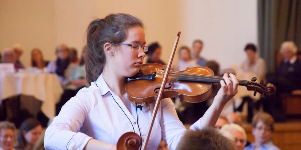 Junge Frau spielt anspruchsvoll Geige