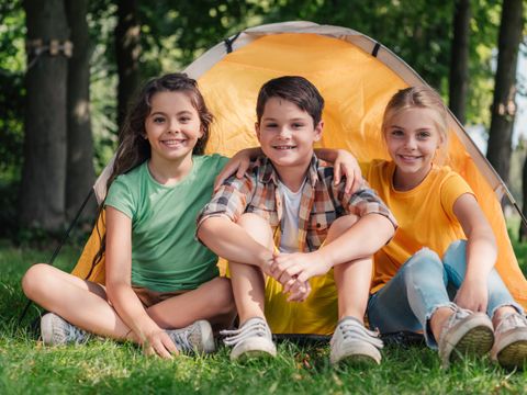 Kinder vor einem Zelt