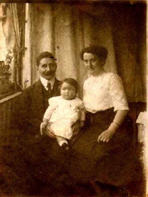 Anna und Willy Aaron mit ihrer Tochter Hannah (1912), Foto: Familienbesitz