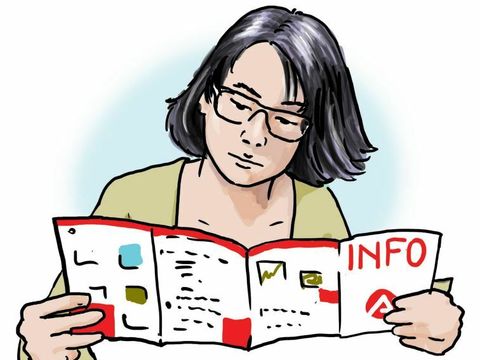 Eine Frau liest eine Informationsbroschüre