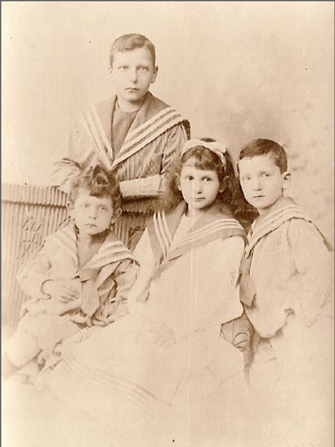 hinten: Leopold Blumenthal, vorne von links nach rechts: Heinrich, Schwester und Rudolf Blumenthal, Foto: Familienbesitz Blumenthal