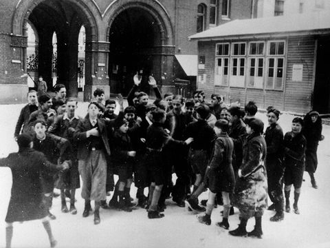 Jüdische Geschichte(n) in Prenzlauer Berg, Schüler und Turnlehrer Rudi Sonnenfeld auf dem Hof der Jüdischen Schule Rykestraße, 1936