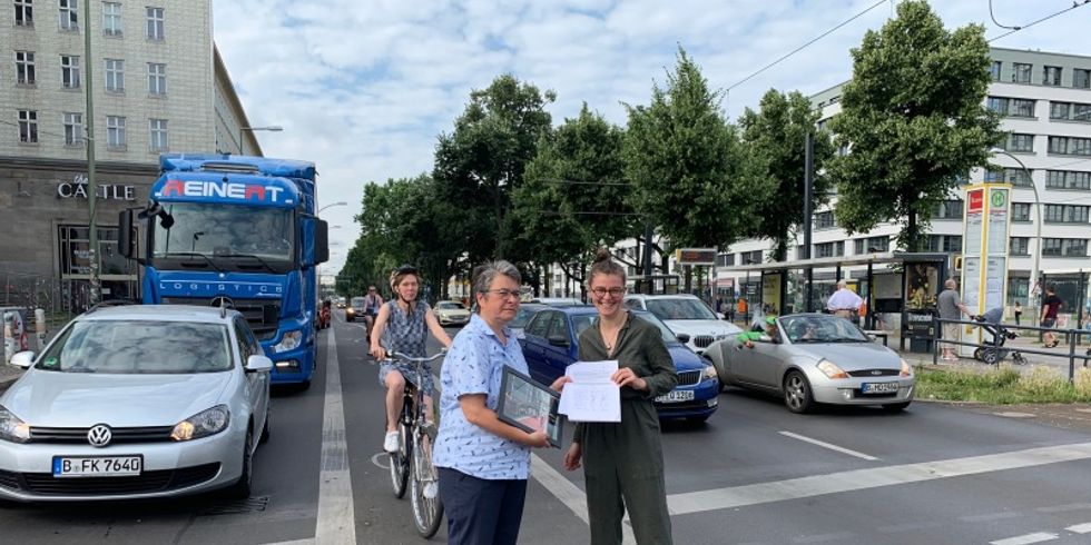 Übergabe Petition Fahrradweichen an die Bezirksbürgermeisterin