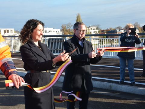 Bildvergrößerung: Senatorin Bettina Jarasch und Bezirksbürgermeister Oliver Igel öffnen die Salvador-Allende-Brücke