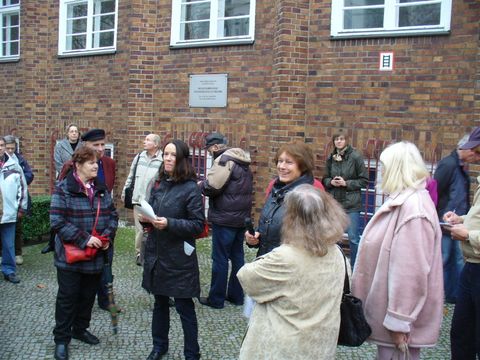 Am Haus Kuno-Fischer-Straße 8 mit Martina Schmiedhofer und Irene Fritsch, Foto: KHMM