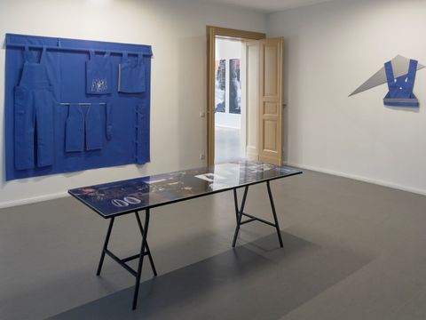 Bildvergrößerung: Installationsansicht „Schöne neue Arbeitswelt“ in der Galerie Adlershof im Kulturzentrum „Alte Schule“ 