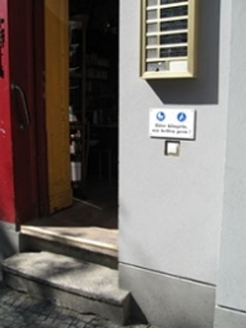 Bildvergrößerung: Klingel an der Tür eines Geschäfts 