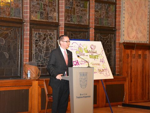 Bildvergrößerung: Bezirksbürgermeister Oliver Igel hält eine Rede bei der Verleihung des Mädchenpreises Treptow-Köpenick 2016