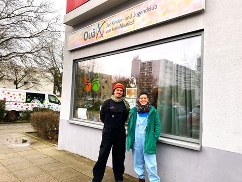 Marianne Greenwell und Johannes Baumfalk stehen vor dem Jugendclub QuäX