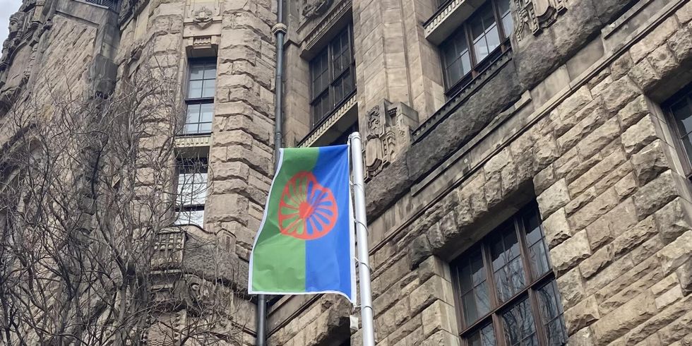 Roma-Flagge vor dem Rathaus Charlottenburg