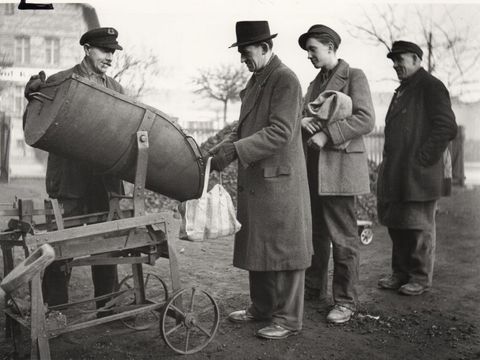 Bildvergrößerung: Kohlezuteilung an Bürger am 29.01.1949