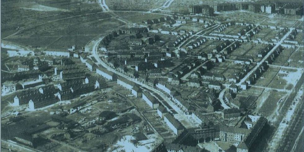 ein schwarzweiß-Bild aus der Vogelperspektive stellt den Siedlungsneubau im Parkring von 1926 dar
