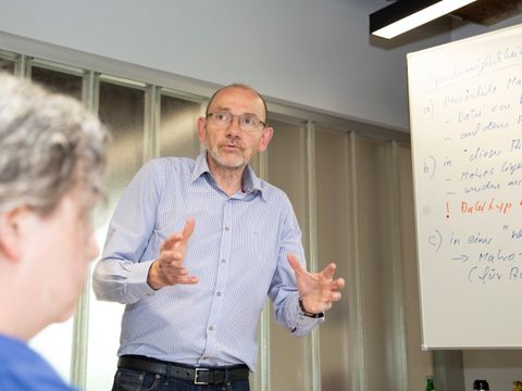 Kursleiter Uwe Hüller im Unterricht