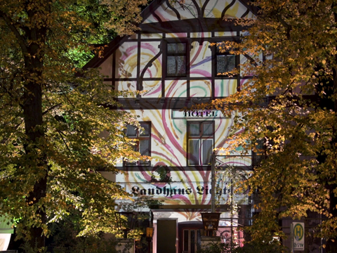 Zu sehen ist das Haus Buhr Lichtenrade beim Lichtkunst-Festival Berlin Leuchtet.