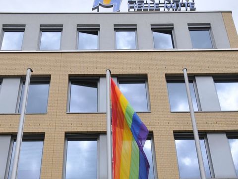 Hissen der Regenbogenfahne vor dem Rathaus Marzahn-Hellersdorf - Fahne vor dem Rathaus Marzahn-Hellersdorf