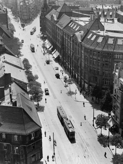 schwarz-weiß-Bild; Blick von oben auf die Berliner Straße (heute Karl-Marx-Straße) im Jahr 1941 mit drei Straßenbahnen