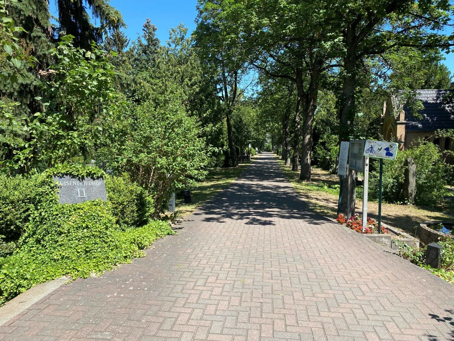 Eingang zum Luisenfriedhof II 