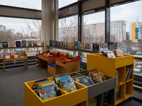 gelbe Bilderbuchboxen in Kinderbibliothek