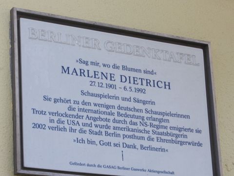 Bildvergrößerung: Eine weitere Gedenktafel zu Marlene Dietrich