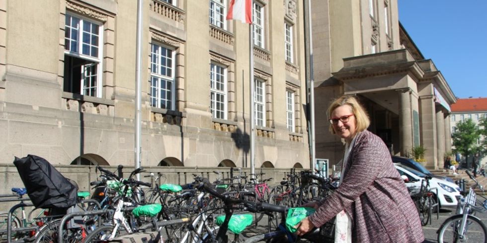 Bezirksbürgermeisterin Angelika Schöttler beim Verteilen der Sattelüberzieher für die Fahrradaktion vor dem Rathaus Schöneberg.