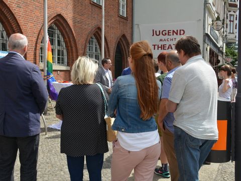 Bildvergrößerung: Regenbogenfahne vor dem Rathaus Köpenick gehisst