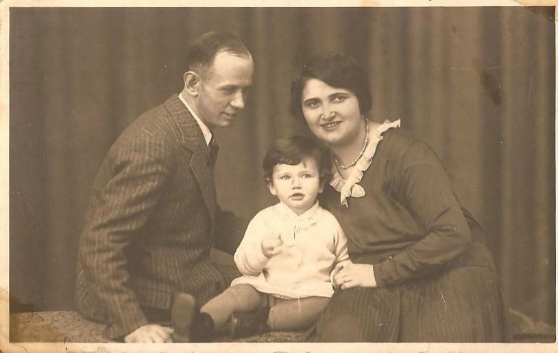 Ellen Hess mit ihren Eltern, 1929 | Ellen Hess with her parents in 1929