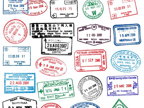Reisepass-Stempel aus unterschiedlichen Ländern in verschiedenen Farben