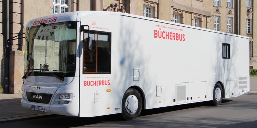 Der neue Bücherbus wird vorm Rathaus Schöneberg vorgestellt.