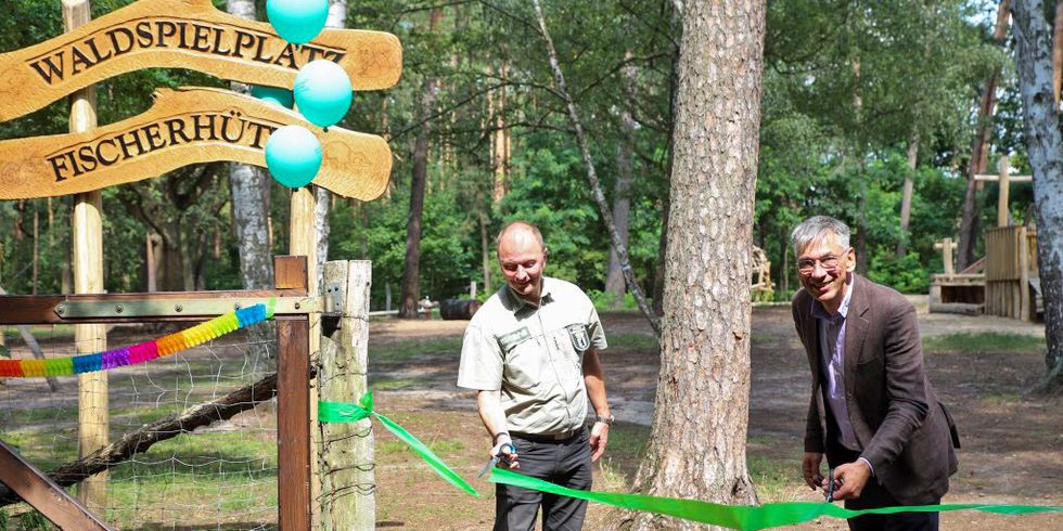 Staatssekretär Stefan Tidow und der Leiter der Berliner Forsten, Gunnar Heyne eröffnen den Waldspielplatz Fischerhüttenweg
