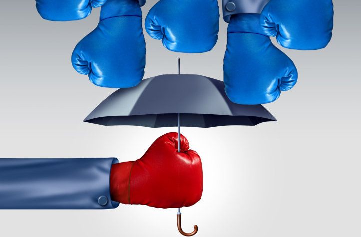 Mehrere Boxhandschuhe und ein Regenschirm