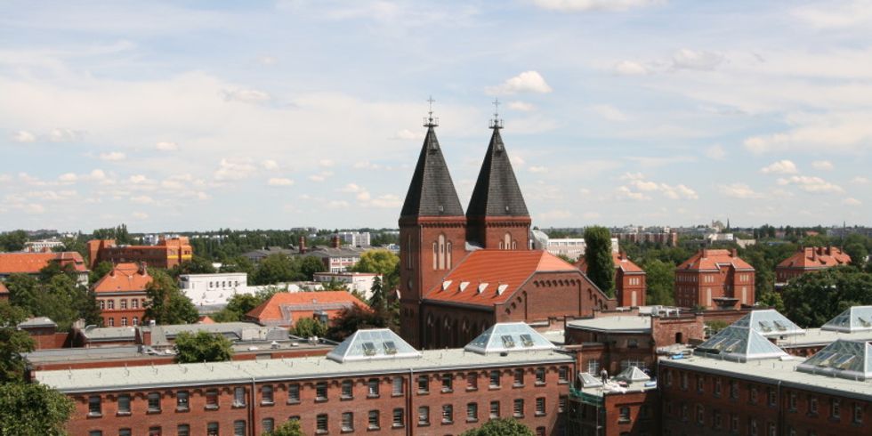 Panoramabild mit Blick auf Teilanstalt II und Anstaltskirche