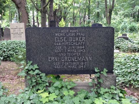 Bildvergrößerung: Grab von Else Buker und Erna Gronemann auf dem Jüdischen Friedhof in Berlin-Weißensee, 10. August 2014