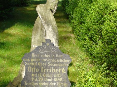 Grabmal von Otto Freiberg, geb. 14.10.1873, gest. 29.06.1892, Friedhof Staaken