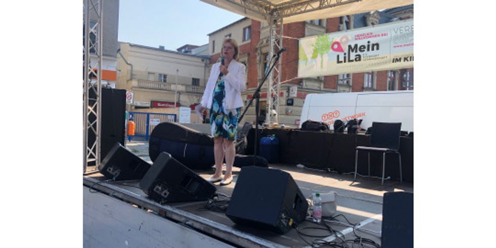 Die Bezirksbürgermeisterin Cerstin Richter-Kotowski eröffnet das Kiezfest auf dem Kranoldplatz