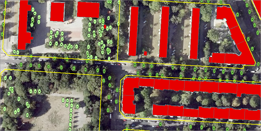 Abb. 2: Ausschnitt aus den verwendeten Geobasis- und -fachdaten: ALKIS-Gebäudelayer (rot), ISU5-Block(teil)grenzen (gelb), Straßenbaum-Objekte (dunkelgrün), Anlagenbaum-Objekte (hellgrün) vor dem Hintergrund der True-Orthophotos 2020 