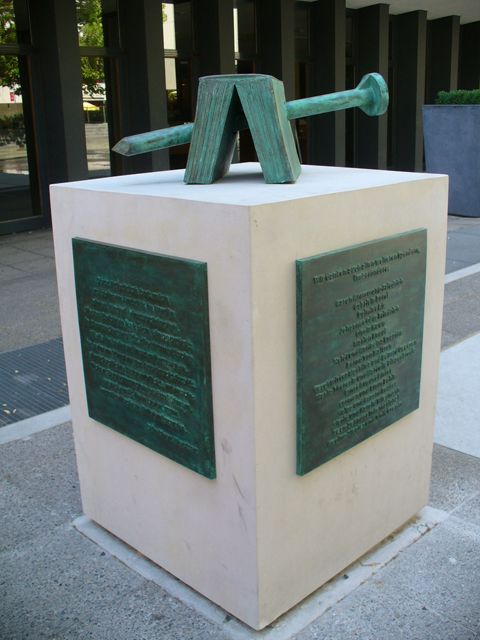 Skulptur von Günther Uecker auf dem Götz-Friedrich-Platz