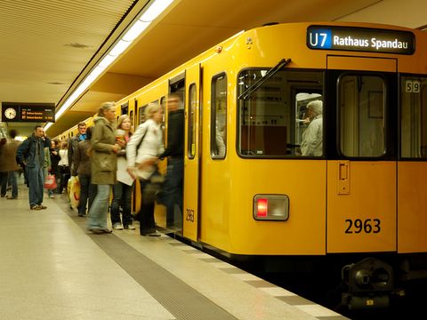 U-Bahn im Bahnhof Adenauerplatz