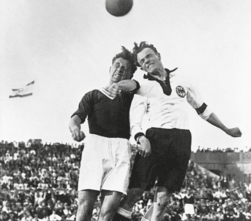 Hanne Sobek als Nationalspieler im Kopfballduell mit einem österreichischen Verteidiger 1931