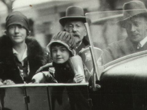 Einschulung von Nora Epstein mit ihrer Mutter Lona, ihrem Vater Alexander Epstein, rechts am Steuer, und dem Großvater Robert Lemke, im Hintergrund (1926), Quelle: Familienarchiv Sylvia Kade, Berlin