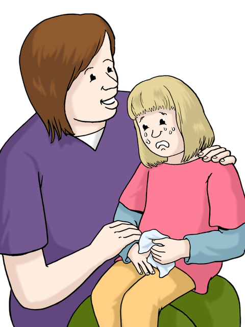Frau töstet Mädchen, das weinend auf ihrem Schoß sitzt